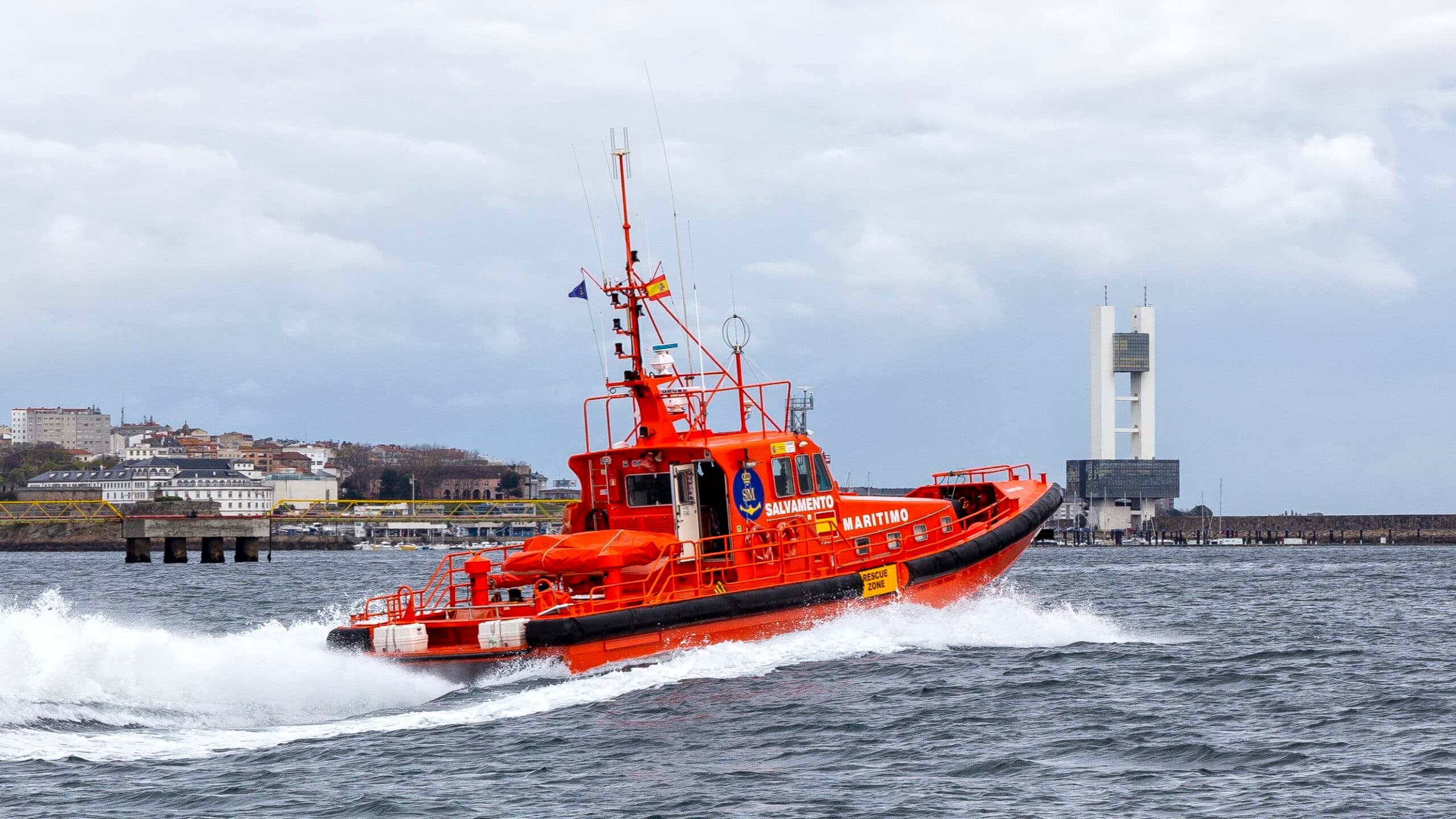 Reanudan la búsqueda de un hombre que cayó al mar en A Coruña