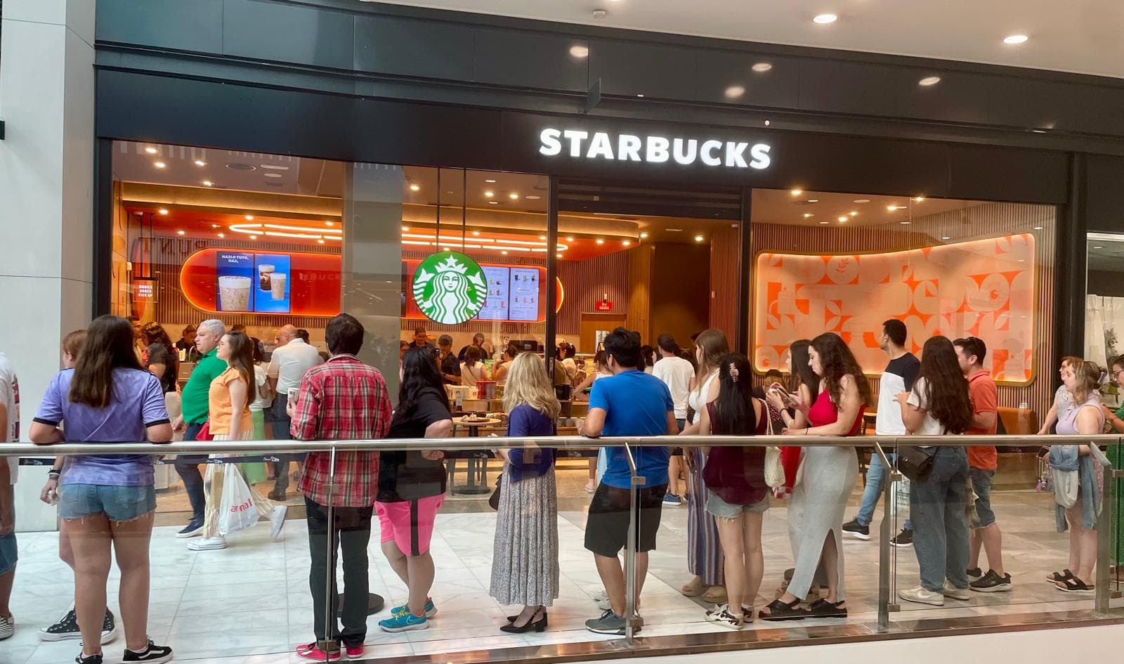 Colas en la inauguración solidaria de Starbucks en As Cancelas a favor de ASANOG