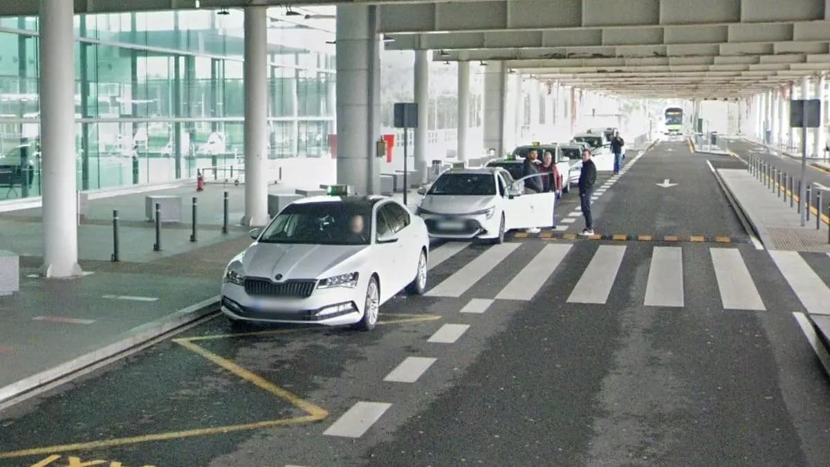 Raxoi expedienta a taxistas por incumplir los turnos en el aeropuerto