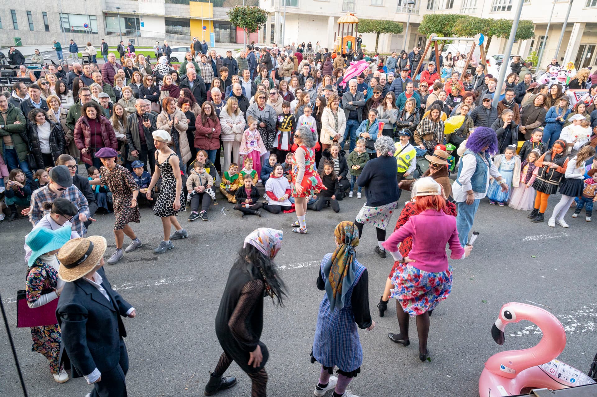 Máis de 200 persoas participan no Desfile de Entroido do Pino, seguido por numeroso público
