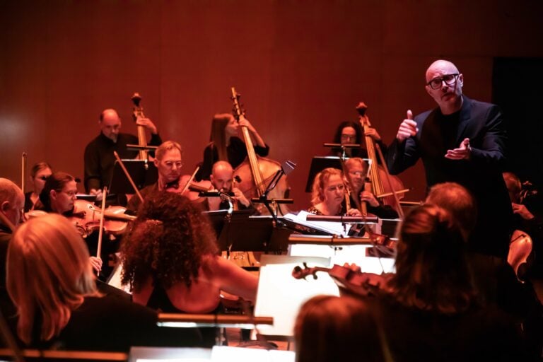 O mestre Aarón Zapico dirixirá por primeira vez a Real Filharmonía de Galicia