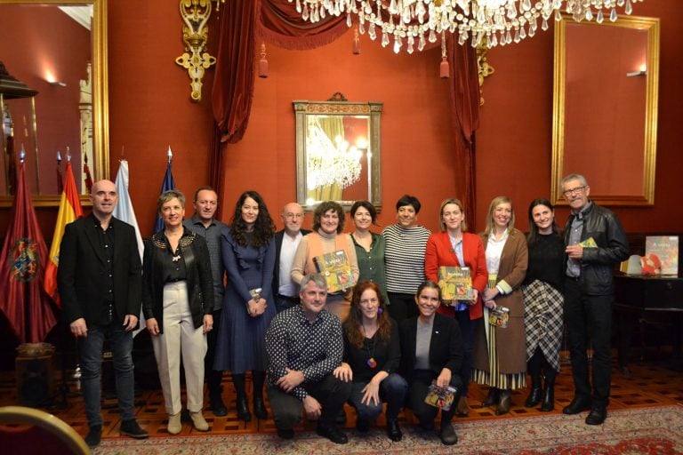 Núria Figueras e Anna Font recollen o Premio Compostela para Álbums ilustrados pola súa obra ‘A visita’