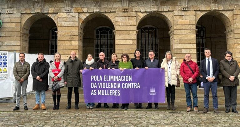 Minuto de silencio en Santiago polas últimas vítimas mortais de violencia machista