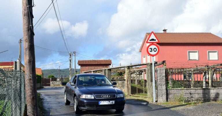 Telefónica substitúe o poste que ameazaba con derrubarse na Devesa (Valga)