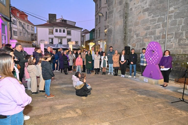 Padrón inaugura un monumento ás vítimas polo 25N