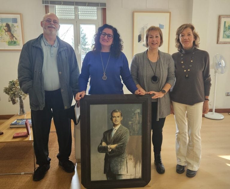 Teo recibe a doazón dun cadro do rei de parte do artista galego Romero Masiá