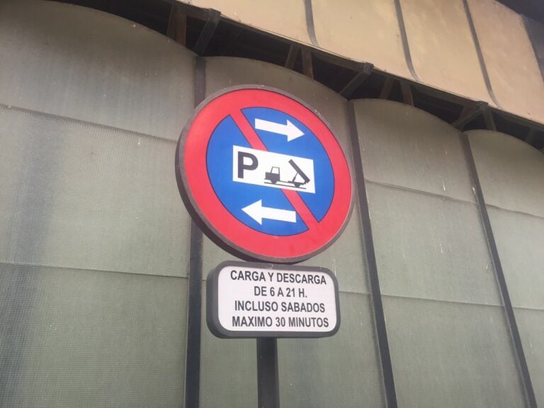 Os veciños da zona vella fartos polo ruído nocturno e a xestión da carga e descarga