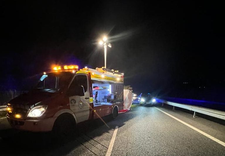 Fallece una persona y otras dos resultan heridas tras una colisión entre dos vehículos en Boiro