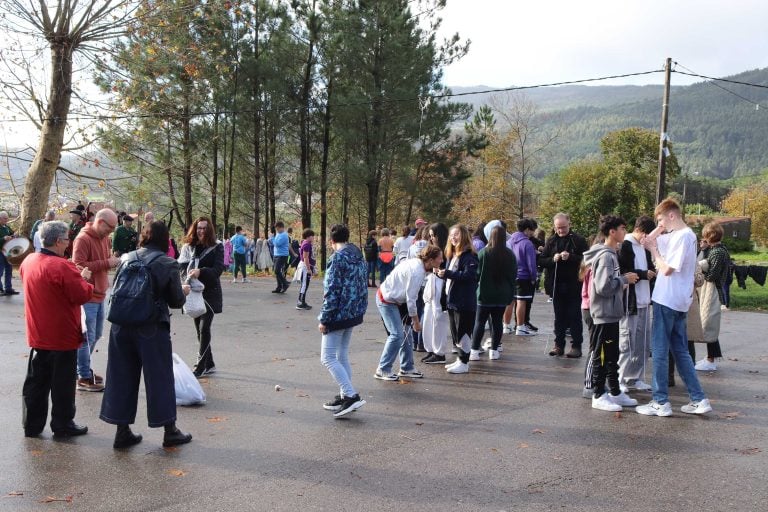 250 estudantes do CPI Cernadas de Castro de Lousame lanzaron os seus peóns e bailaretes