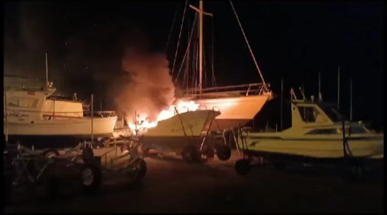 Dos embarcaciones afectadas por un incendio en el Club Náutico de Camariñas