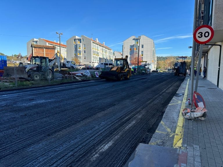 Ames realiza actuacións de pintado e aglomerado na avenida da Peregrina e na travesía do Lodeiro