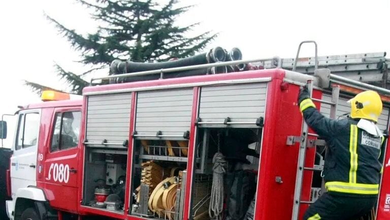 Rescatan a un home en Santiago tras quedar coa man atrapada baixo unha furgoneta