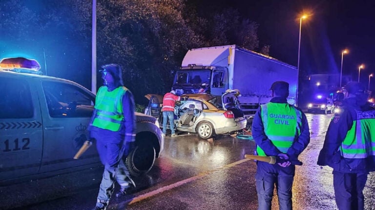 Una víctima en la colisión de un turismo contra un camión estacionado en Viveiro