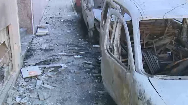 Un incendio afecta a tres coches y un edificio en Vila de Cruces