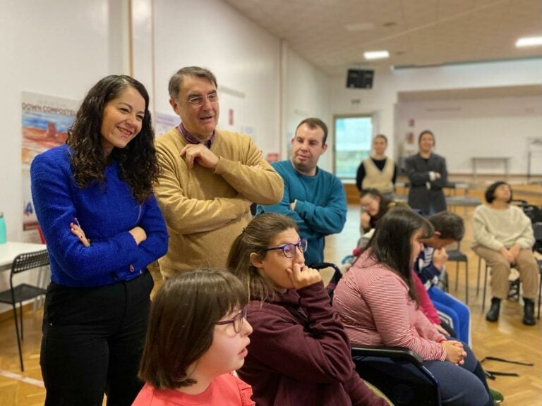 A concelleira de Dereitos e Servizos Sociais visita a sede de Down Compostela
