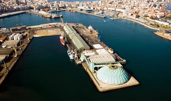 Herido al caerle una chapa de acero encima de una pierna en A Coruña