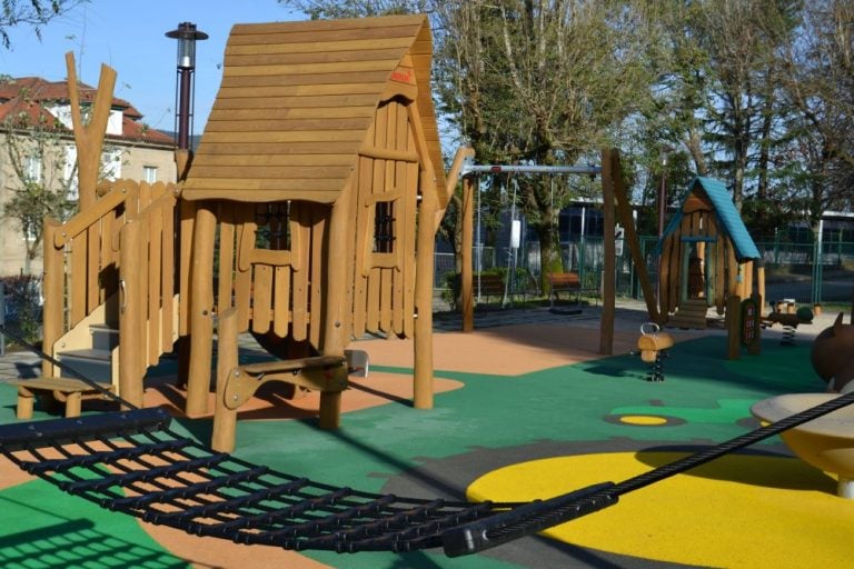 Reabre o parque infantil da Alameda con novos xogos inclusivos