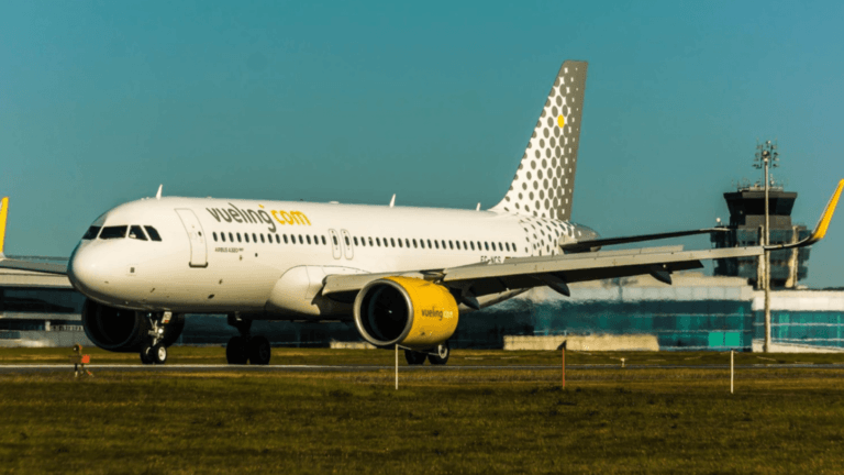 Vueling refuerza su oferta de invierno en Santiago tras la «huida» de Ryanair