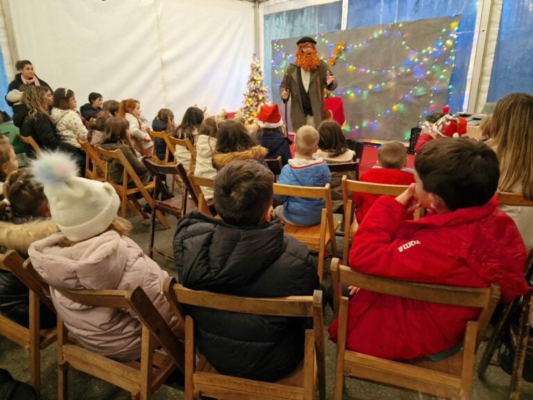 Numerosas familias desfrutan no Pino cos xogos e obradoiros da Festa de Nadal