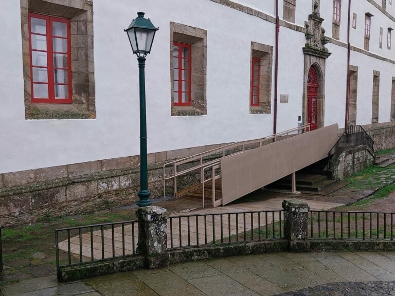 Elimínanse as barreiras arquitectónicas no acceso ao Museo do Pobo Galego