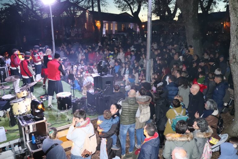 O acendido das luces de Nadal congrega a centos de persoas en Brión