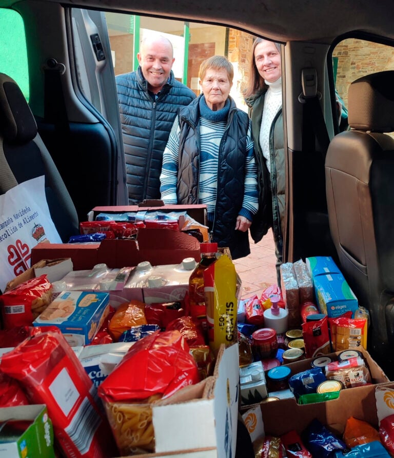 Frades fai entrega a Cáritas dos alimentos recollidos na campaña de Nadal
