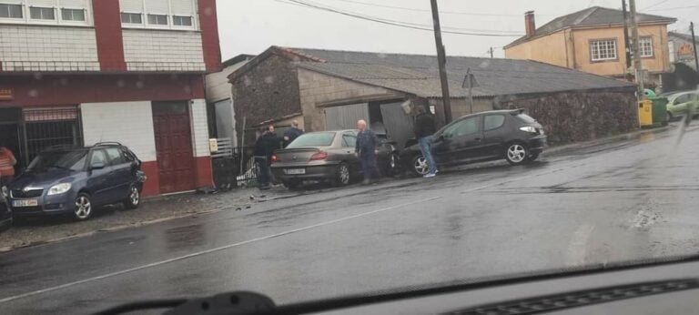 Accidente con seis vehículos implicados en Cee