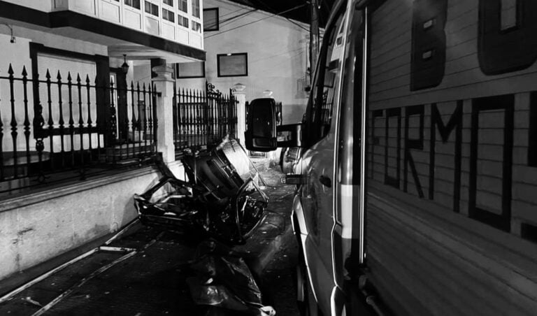 Un joven pierde la vida y otro resulta herido grave tras una salida de vía en Noia