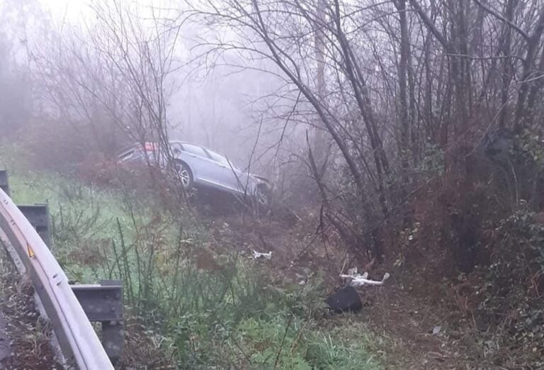 Sáese da vía co coche en Ames e fuxe do lugar do accidente