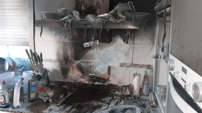 Hospitalizado un vecino de Ames tras apagar el incendio en su cocina con un extintor