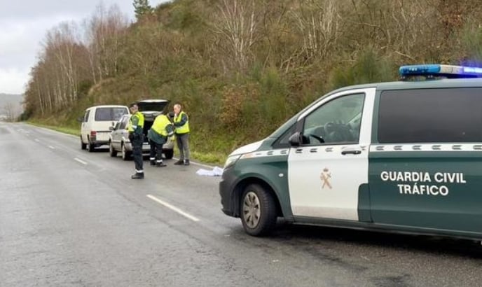 Fallece una mujer de 59 años en Xinzo tras caer del coche en marcha