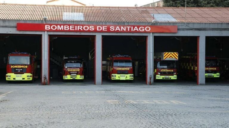 Un incendio en un garaje de Fontiñas quema tres vehículos