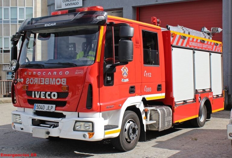 Cuatro personas excarceladas tras la colisión de dos coches en Santiago