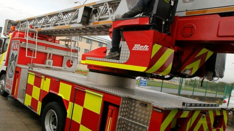 Un bombero herido mientras intervenía en un incendio en Silleda