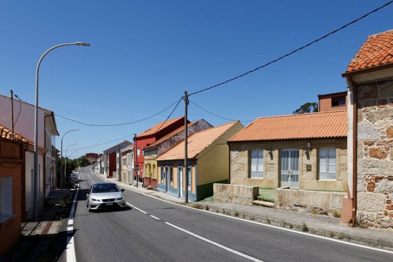Un accidente entre dos coches deja cuatro personas heridas en Ribeira