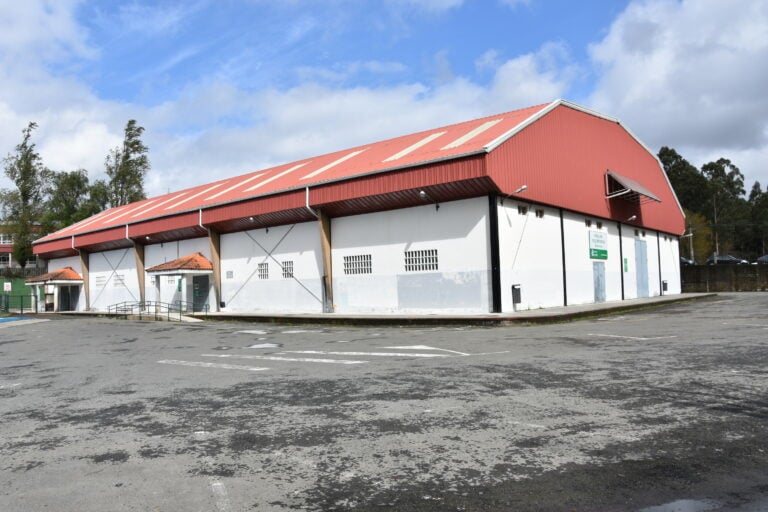Adxudícase a reparación da cuberta do pavillón polideportivo de Bertamiráns por 170.000 €