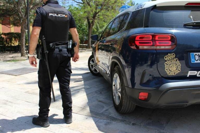 La Policía Nacional evita el suicidio de una mujer en Santiago tras una búsqueda urgente