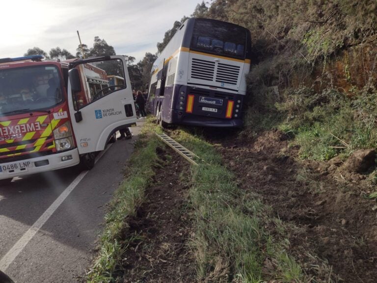 Un bus de la línea Noia-Santiago se sale de la vía en Lousame