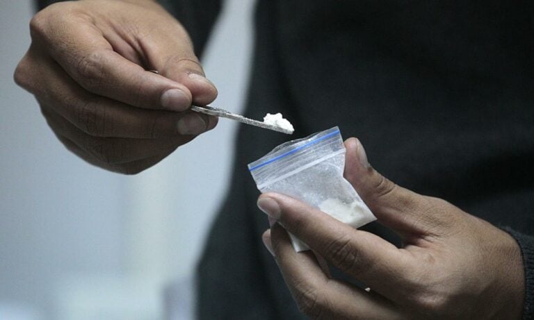 Diez hombres condenados por vender droga en Santiago y Bertamiráns