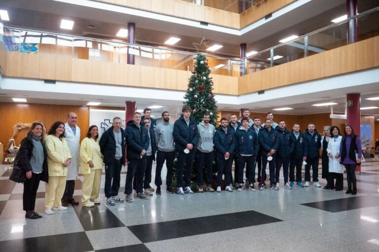 El Monbus Obradoiro visita la planta de pediatría del CHUS de la mano de Fundación Andrea