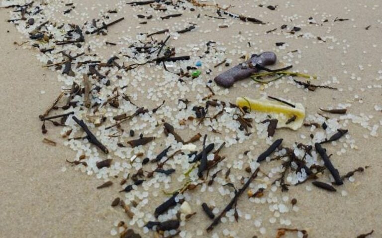La Xunta pide llamar al 112 para notificar cualquier hallazgo de pellets en nuestras costas