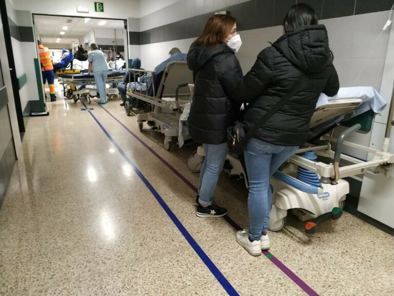 O CHUS comeza o ano coas urxencias colapsadas: «Hai pacientes graves nos corredores»