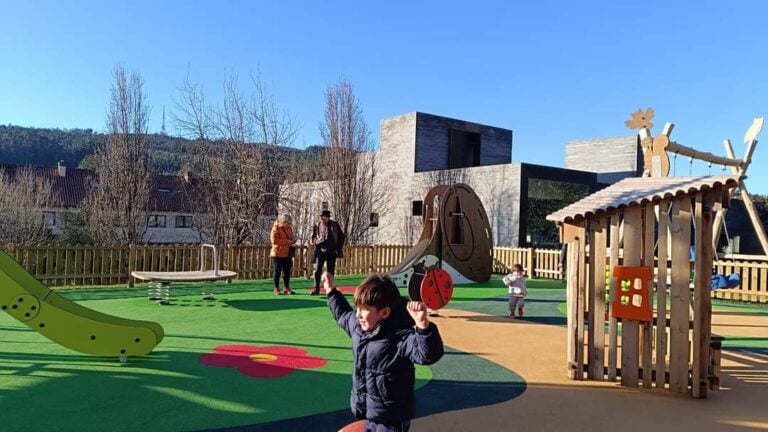 O barrio de Vista Alegre conta cun novo parque infantil con temática da natureza