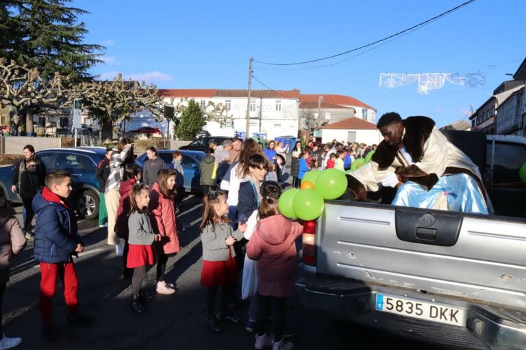 Frades organiza a cabalgata dos Reis Magos en Ponte Carreira cunha Festa no polideportivo
