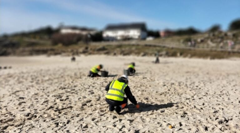 A Xunta mobiliza a 200 profesionais para retirar os pellets das praias galegas