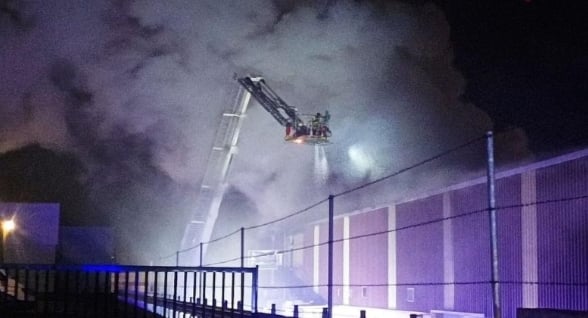 Arde una nave del polígono del Tambre