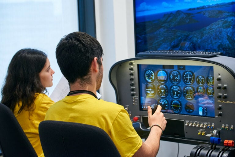 O alumnado galego pode iniciarse no mundo da aviación de xeito gratuíto na Aula Newton
