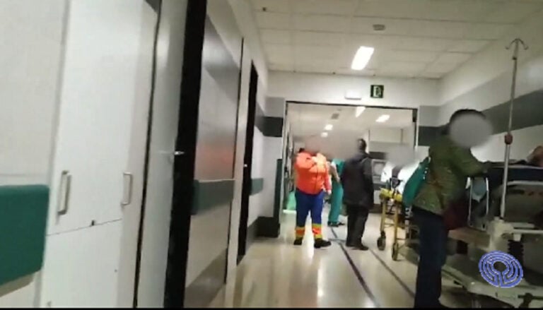 As urxencias do CHUS seguen colapsadas con decenas de pacientes graves nos corredores