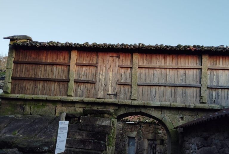 Dodro limpa o Hórreo da Miguensa e o seu entorno