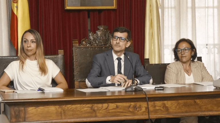 Padrón estabilizará a 21 traballadores máis co consenso sindical e do comité de empresa
